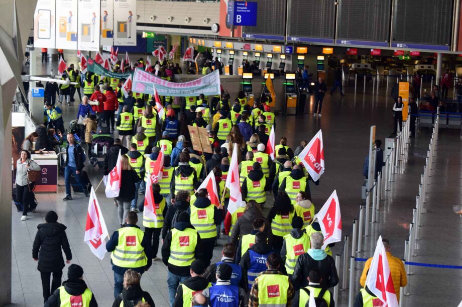 Warnstreik Luftsicherheitspersonal und Lufthansa Bodenpersonal am Flughafen Frankfurt