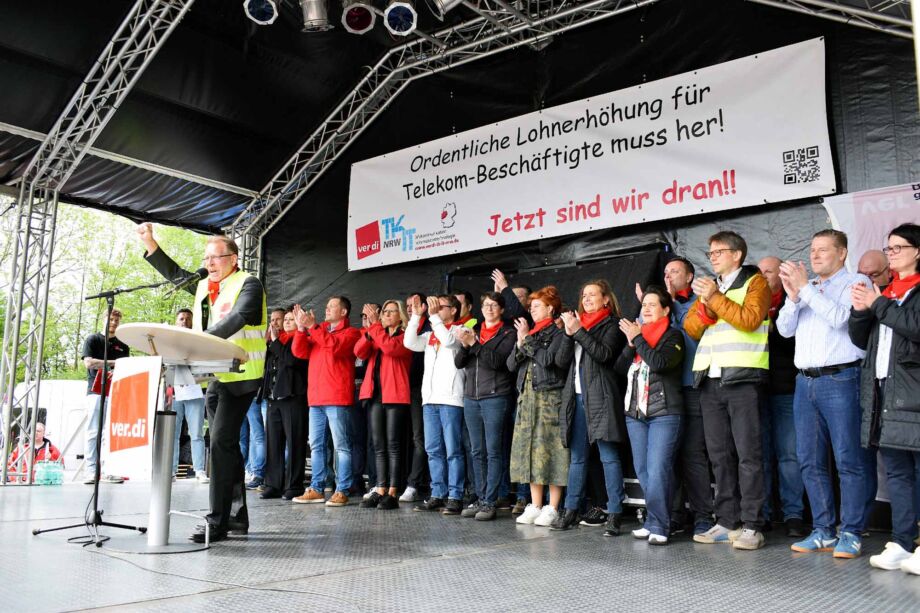 3000 Telekombeschäftigte machen in Siegburg Druck vor der zweiten Verhandlungsrunde der Tarifverhandlungen