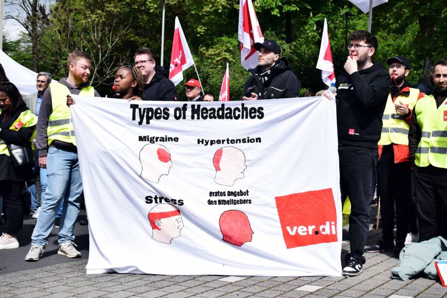 3000 Telekombeschäftigte machen in Siegburg Druck vor der zweiten Verhandlungsrunde der Tarifverhandlungen 3000 Telekombeschäftigte machen in Siegburg Druck vor der zweiten Verhandlungsrunde der Tarifverhandlungen