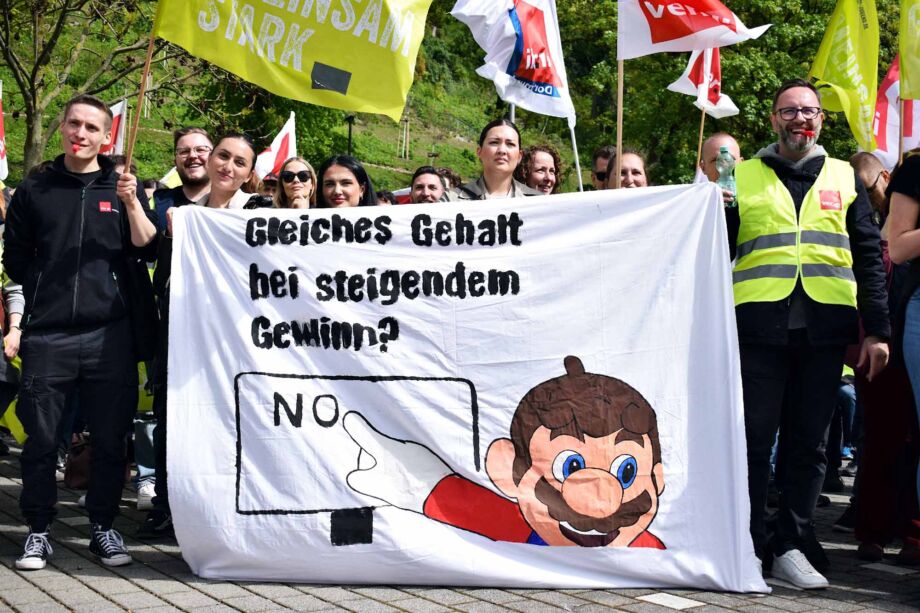 3000 Telekombeschäftigte machen in Siegburg Druck vor der zweiten Verhandlungsrunde der Tarifverhandlungen 3000 Telekombeschäftigte machen in Siegburg Druck vor der zweiten Verhandlungsrunde der Tarifverhandlungen