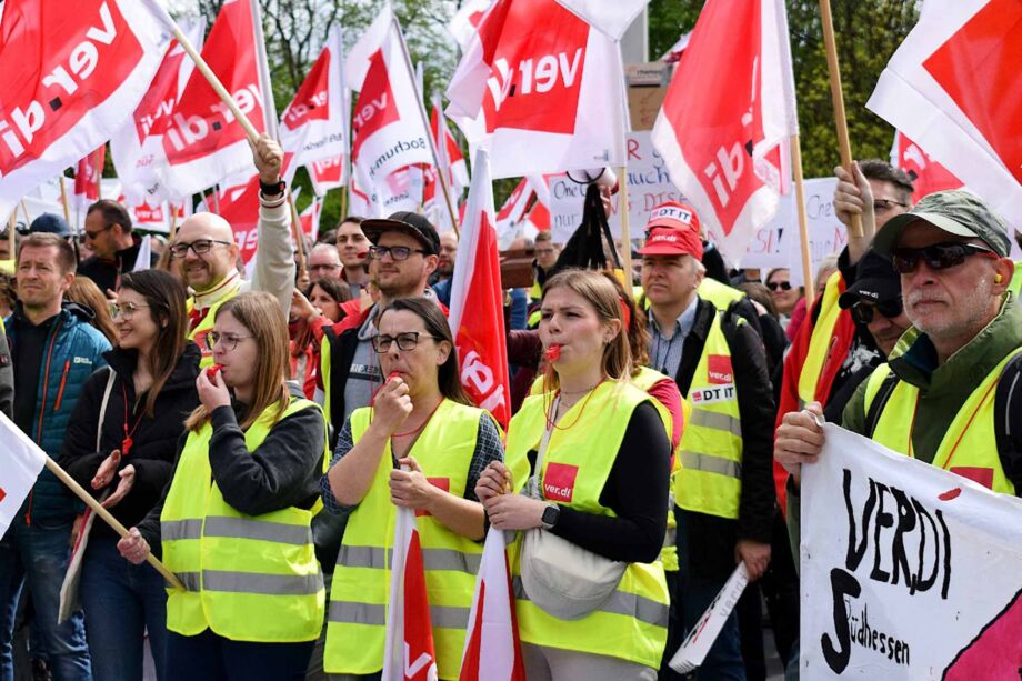 3000 Telekombeschäftigte machen in Siegburg Druck vor der zweiten Verhandlungsrunde der Tarifverhandlungen