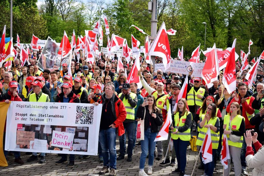 3000 Telekombeschäftigte machen in Siegburg Druck vor der zweiten Verhandlungsrunde der Tarifverhandlungen 3000 Telekombeschäftigte machen in Siegburg Druck vor der zweiten Verhandlungsrunde der Tarifverhandlungen