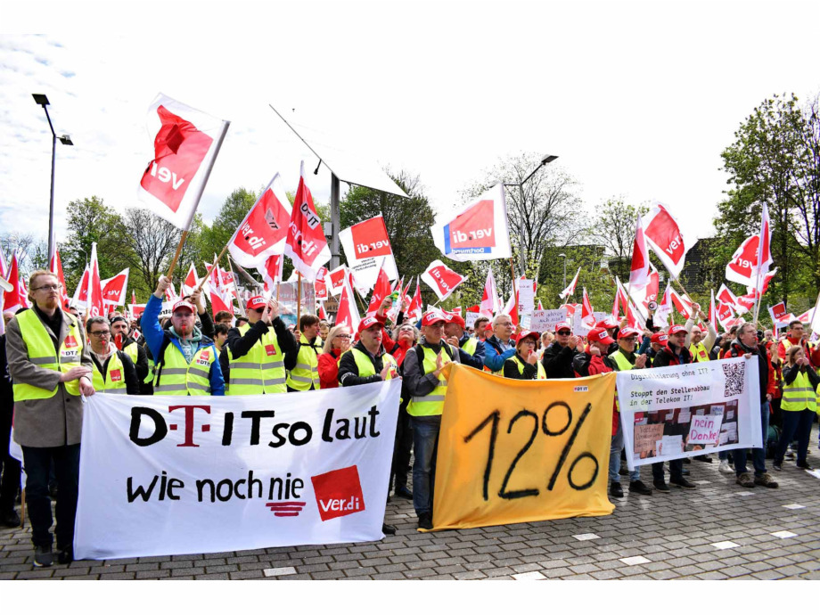 3000 Telekombeschäftigte machen in Siegburg Druck vor der zweiten Verhandlungsrunde der Tarifverhandlungen 3000 Telekombeschäftigte machen in Siegburg Druck vor der zweiten Verhandlungsrunde der Tarifverhandlungen