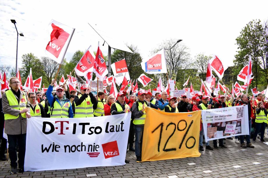 3000 Telekombeschäftigte machen in Siegburg Druck vor der zweiten Verhandlungsrunde der Tarifverhandlungen