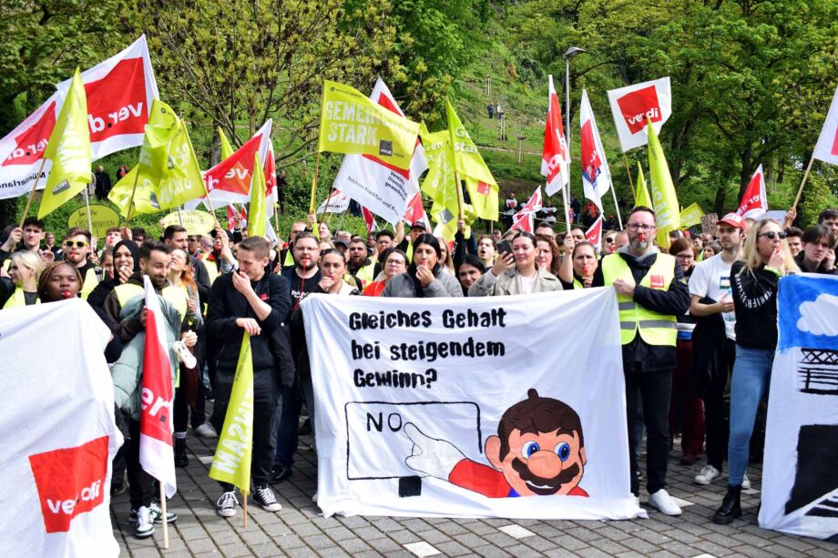 3000 Telekombeschäftigte machen in Siegburg Druck vor der zweiten Verhandlungsrunde der Tarifverhandlungen