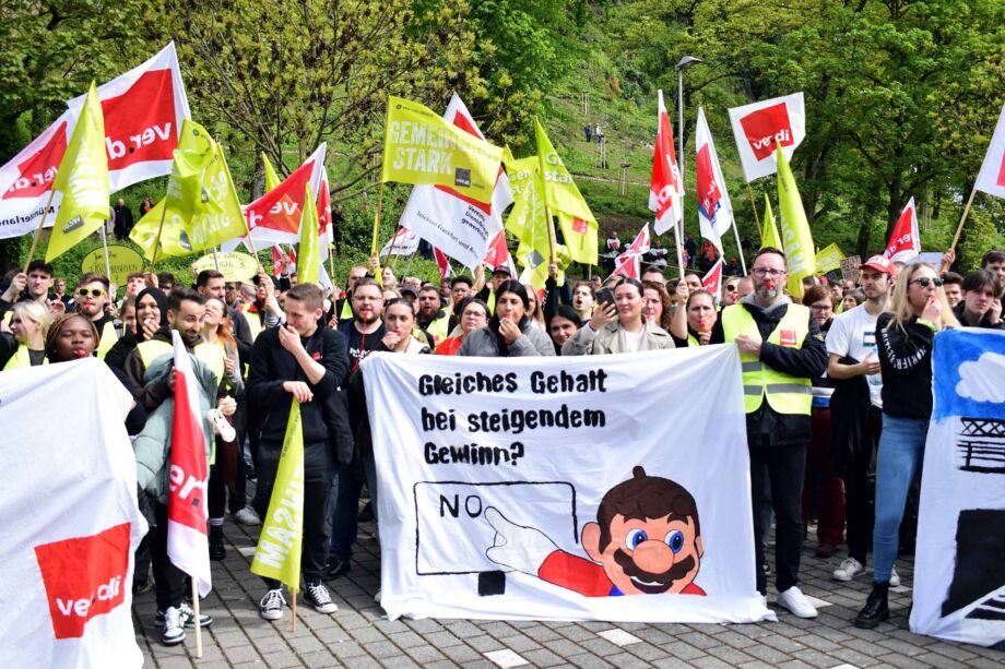 3000 Telekombeschäftigte machen in Siegburg Druck vor der zweiten Verhandlungsrunde der Tarifverhandlungen 3000 Telekombeschäftigte machen in Siegburg Druck vor der zweiten Verhandlungsrunde der Tarifverhandlungen