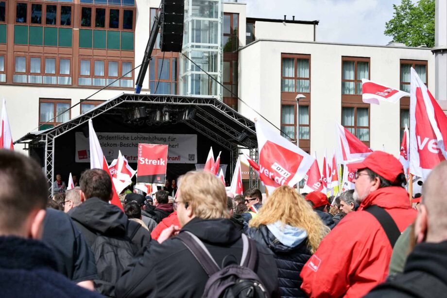 3000 Telekombeschäftigte machen in Siegburg Druck vor der zweiten Verhandlungsrunde der Tarifverhandlungen 3000 Telekombeschäftigte machen in Siegburg Druck vor der zweiten Verhandlungsrunde der Tarifverhandlungen