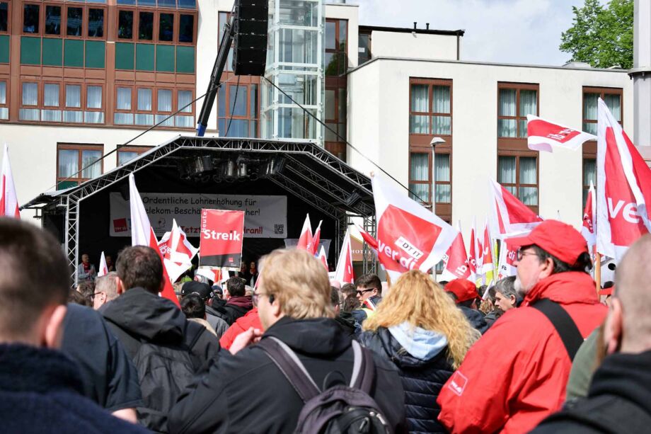 3000 Telekombeschäftigte machen in Siegburg Druck vor der zweiten Verhandlungsrunde der Tarifverhandlungen