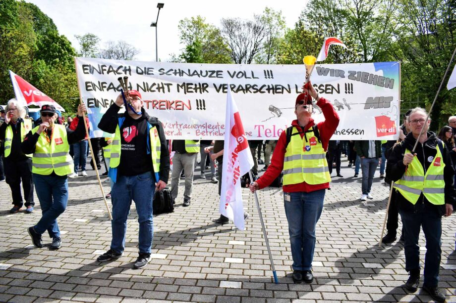 3000 Telekombeschäftigte machen in Siegburg Druck vor der zweiten Verhandlungsrunde der Tarifverhandlungen