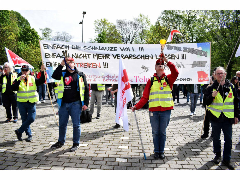3000 Telekombeschäftigte machen in Siegburg Druck vor der zweiten Verhandlungsrunde der Tarifverhandlungen 3000 Telekombeschäftigte machen in Siegburg Druck vor der zweiten Verhandlungsrunde der Tarifverhandlungen