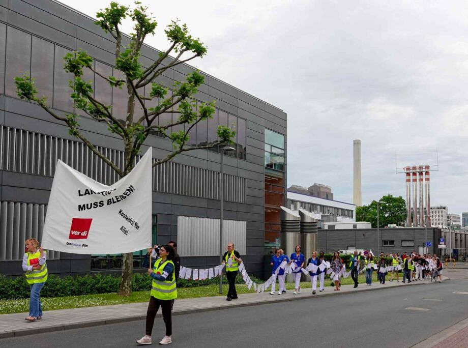 Demozug durch die Uniklinik Demozug durch die Uniklinik