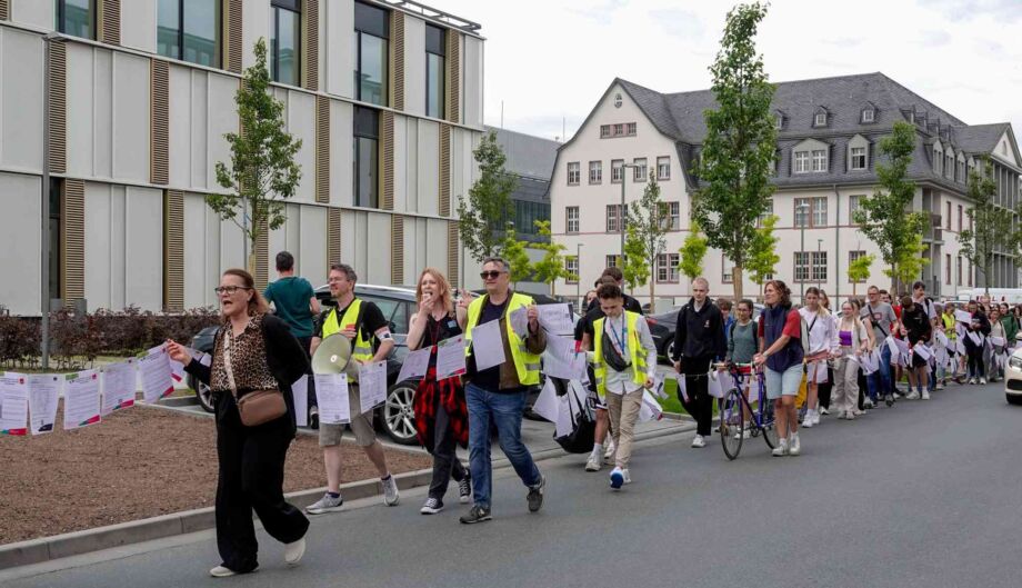 Demozug durch die Uniklinik Demozug durch die Uniklinik