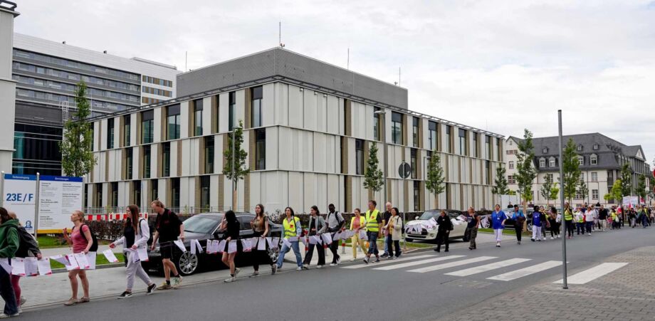 Demozug durch die Uniklinik Demozug durch die Uniklinik