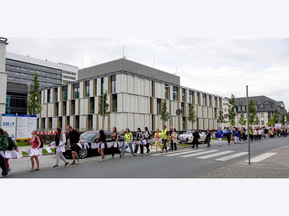 Demozug durch die Uniklinik