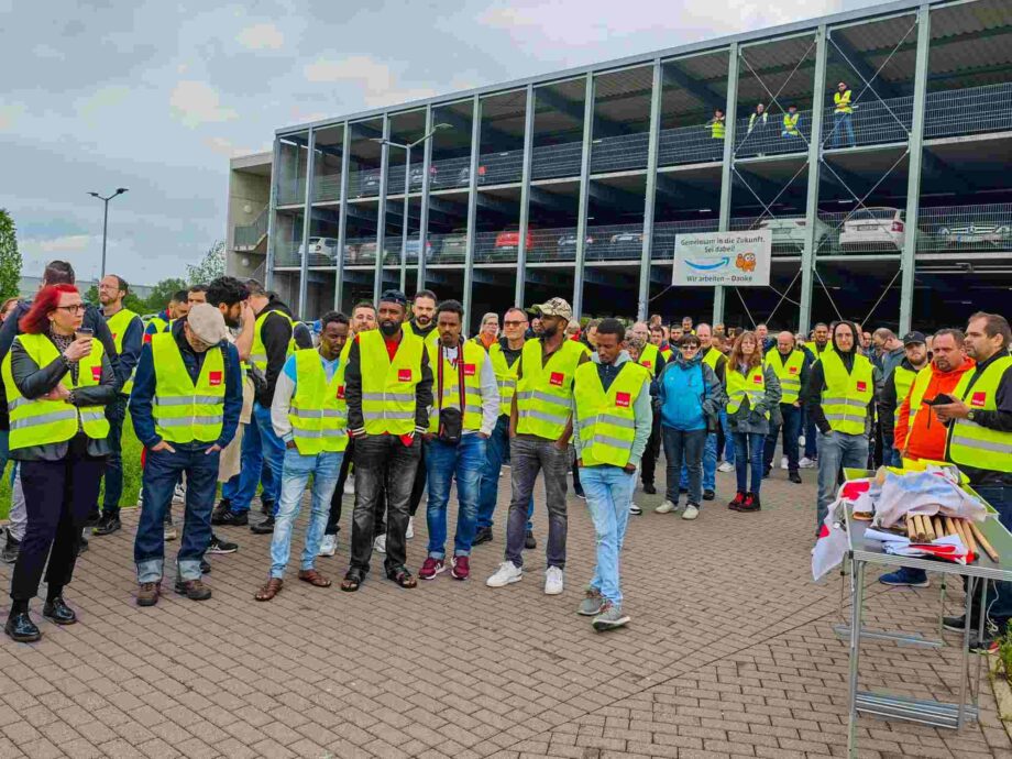 Anlässlich der Aktionärsversammlung von Amazon streiken die Kollegen von Amazon Bad Hersfeld und fordern als die, die die Gewinne erarbeiten, ihren Anteil und nicht nur Investionen in Wegrationalisierung von Arbeitsplätzen Anlässlich der Aktionärsversammlung von Amazon streiken die Kollegen von Amazon Bad Hersfeld und fordern als die, die die Gewinne erarbeiten, ihren Anteil und nicht nur Investionen in Wegrationalisierung von Arbeitsplätzen
