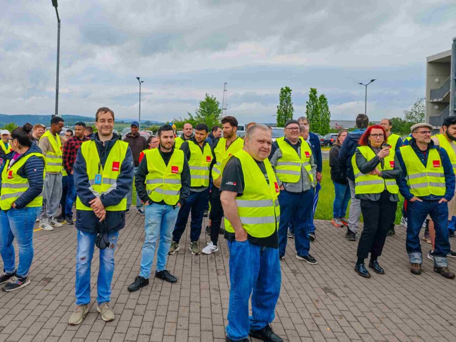 Anlässlich der Aktionärsversammlung von Amazon streiken die Kollegen von Amazon Bad Hersfeld und fordern als die, die die Gewinne erarbeiten, ihren Anteil und nicht nur Investionen in Wegrationalisierung von Arbeitsplätzen Anlässlich der Aktionärsversammlung von Amazon streiken die Kollegen von Amazon Bad Hersfeld und fordern als die, die die Gewinne erarbeiten, ihren Anteil und nicht nur Investionen in Wegrationalisierung von Arbeitsplätzen
