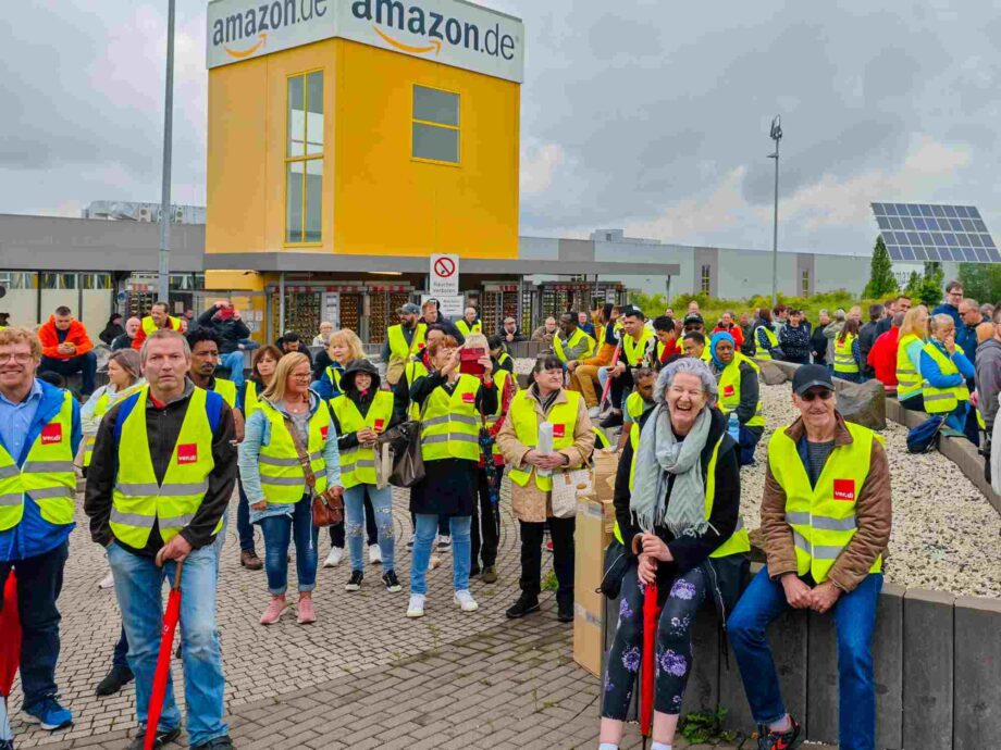 Anlässlich der Aktionärsversammlung von Amazon streiken die Kollegen von Amazon Bad Hersfeld und fordern als die, die die Gewinne erarbeiten, ihren Anteil und nicht nur Investionen in Wegrationalisierung von Arbeitsplätzen Anlässlich der Aktionärsversammlung von Amazon streiken die Kollegen von Amazon Bad Hersfeld und fordern als die, die die Gewinne erarbeiten, ihren Anteil und nicht nur Investionen in Wegrationalisierung von Arbeitsplätzen