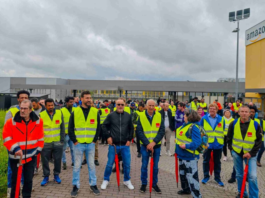 Anlässlich der Aktionärsversammlung von Amazon streiken die Kollegen von Amazon Bad Hersfeld und fordern als die, die die Gewinne erarbeiten, ihren Anteil und nicht nur Investionen in Wegrationalisierung von Arbeitsplätzen Anlässlich der Aktionärsversammlung von Amazon streiken die Kollegen von Amazon Bad Hersfeld und fordern als die, die die Gewinne erarbeiten, ihren Anteil und nicht nur Investionen in Wegrationalisierung von Arbeitsplätzen