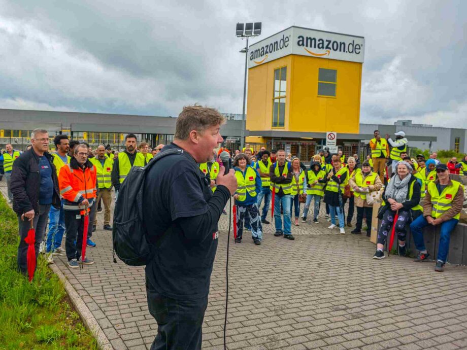 Anlässlich der Aktionärsversammlung von Amazon streiken die Kollegen von Amazon Bad Hersfeld und fordern als die, die die Gewinne erarbeiten, ihren Anteil und nicht nur Investionen in Wegrationalisierung von Arbeitsplätzen Anlässlich der Aktionärsversammlung von Amazon streiken die Kollegen von Amazon Bad Hersfeld und fordern als die, die die Gewinne erarbeiten, ihren Anteil und nicht nur Investionen in Wegrationalisierung von Arbeitsplätzen