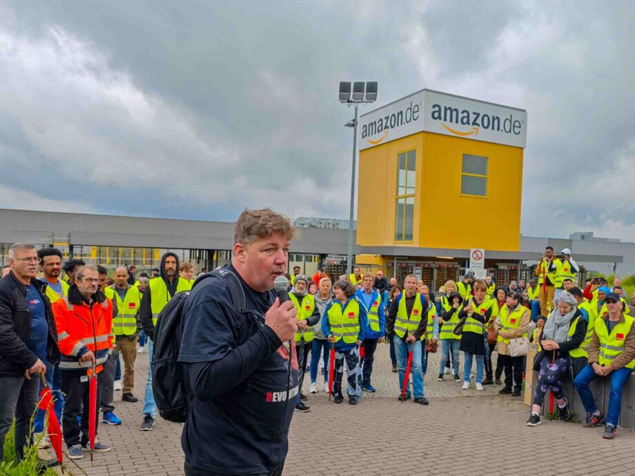 Anlässlich der Aktionärsversammlung von Amazon streiken die Kollegen von Amazon Bad Hersfeld und fordern als die, die die Gewinne erarbeiten, ihren Anteil und nicht nur Investionen in Wegrationalisierung von Arbeitsplätzen Anlässlich der Aktionärsversammlung von Amazon streiken die Kollegen von Amazon Bad Hersfeld und fordern als die, die die Gewinne erarbeiten, ihren Anteil und nicht nur Investionen in Wegrationalisierung von Arbeitsplätzen