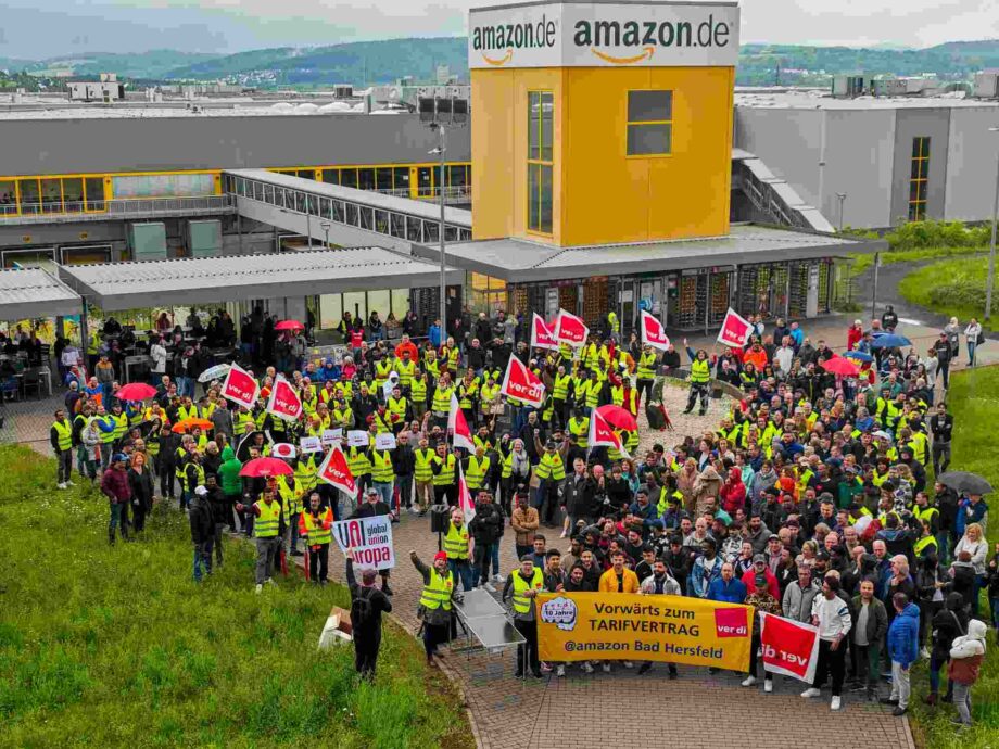 Anlässlich der Aktionärsversammlung von Amazon streiken die Kollegen von Amazon Bad Hersfeld und fordern als die, die die Gewinne erarbeiten, ihren Anteil und nicht nur Investionen in Wegrationalisierung von Arbeitsplätzen Anlässlich der Aktionärsversammlung von Amazon streiken die Kollegen von Amazon Bad Hersfeld und fordern als die, die die Gewinne erarbeiten, ihren Anteil und nicht nur Investionen in Wegrationalisierung von Arbeitsplätzen