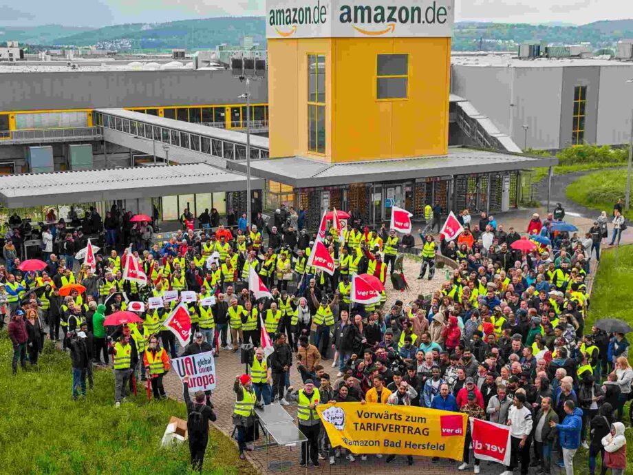 Anlässlich der Aktionärsversammlung von Amazon streiken die Kollegen von Amazon Bad Hersfeld und fordern als die, die die Gewinne erarbeiten, ihren Anteil und nicht nur Investionen in Wegrationalisierung von Arbeitsplätzen Anlässlich der Aktionärsversammlung von Amazon streiken die Kollegen von Amazon Bad Hersfeld und fordern als die, die die Gewinne erarbeiten, ihren Anteil und nicht nur Investionen in Wegrationalisierung von Arbeitsplätzen