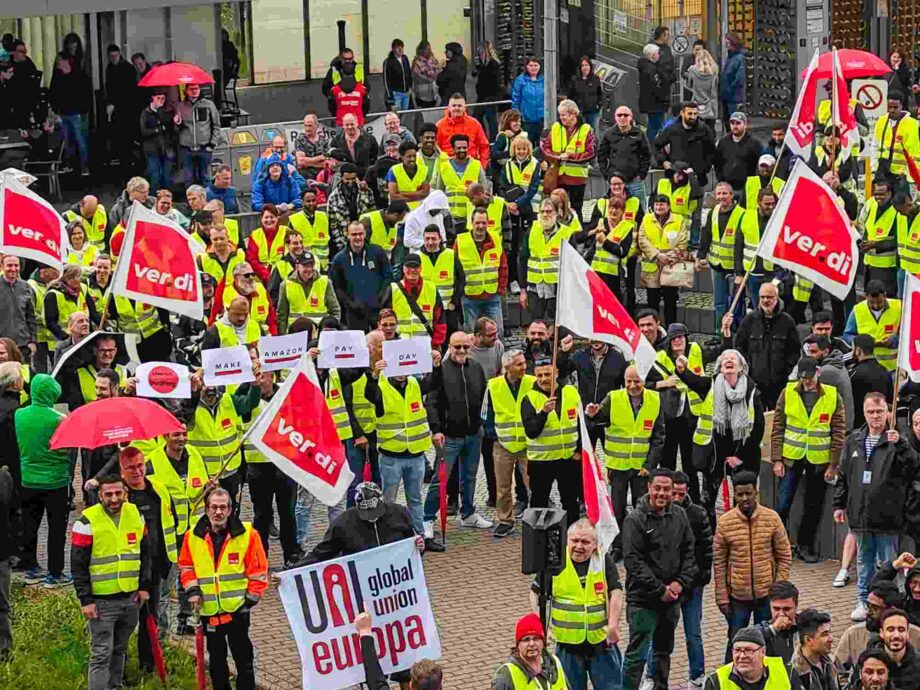 Anlässlich der Aktionärsversammlung von Amazon streiken die Kollegen von Amazon Bad Hersfeld und fordern als die, die die Gewinne erarbeiten, ihren Anteil und nicht nur Investionen in Wegrationalisierung von Arbeitsplätzen Anlässlich der Aktionärsversammlung von Amazon streiken die Kollegen von Amazon Bad Hersfeld und fordern als die, die die Gewinne erarbeiten, ihren Anteil und nicht nur Investionen in Wegrationalisierung von Arbeitsplätzen