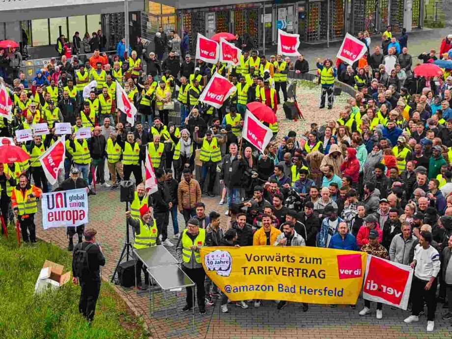 Anlässlich der Aktionärsversammlung von Amazon streiken die Kollegen von Amazon Bad Hersfeld und fordern als die, die die Gewinne erarbeiten, ihren Anteil und nicht nur Investionen in Wegrationalisierung von Arbeitsplätzen Anlässlich der Aktionärsversammlung von Amazon streiken die Kollegen von Amazon Bad Hersfeld und fordern als die, die die Gewinne erarbeiten, ihren Anteil und nicht nur Investionen in Wegrationalisierung von Arbeitsplätzen