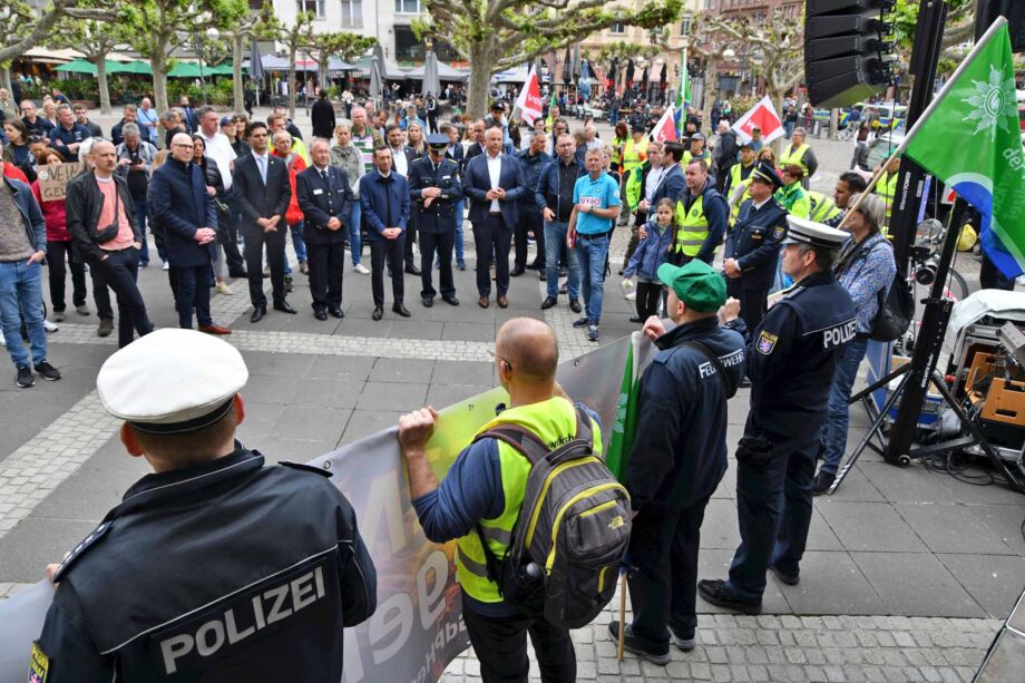 Keine Gewalt gegen Rettungskräfte - Demonstration am 4. Mai 2024 in Frankfurt Keine Gewalt gegen Rettungskräfte - Demonstration am 4. Mai 2024 in Frankfurt