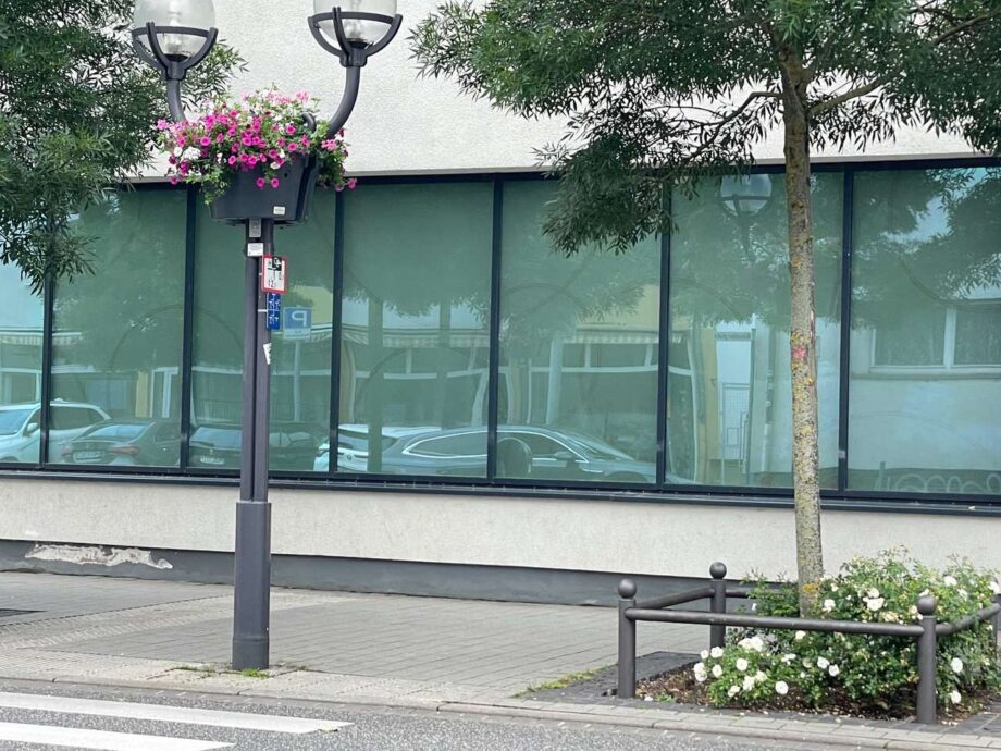 Leeres Schaufenster, lädt nicht zum Verweilen ein