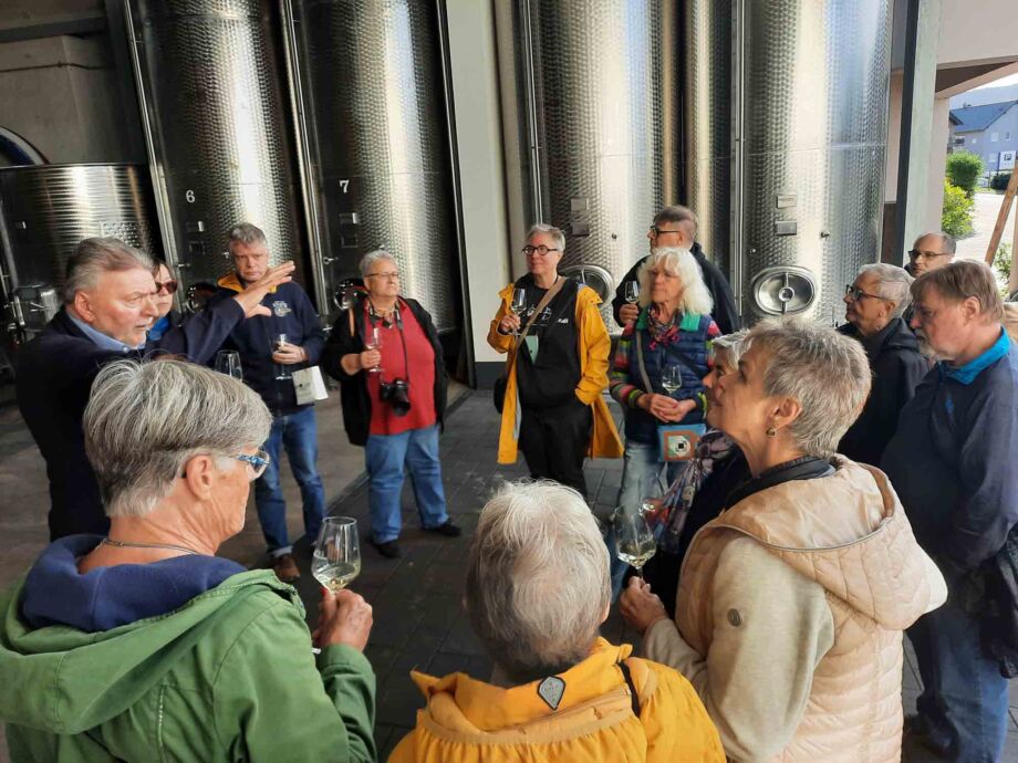 Mit einem Glas Wein in der Hand lauscht es sich besser Mit einem Glas Wein in der Hand lauscht es sich besser