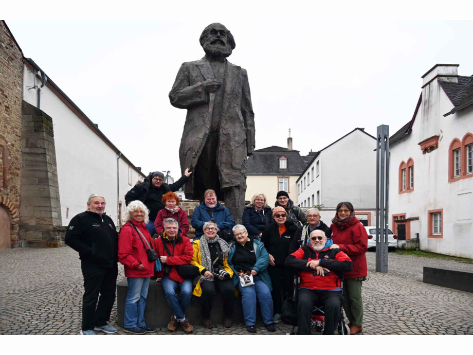 Gruppenfoto mit Karl Marx Gruppenfoto mit Karla Marx