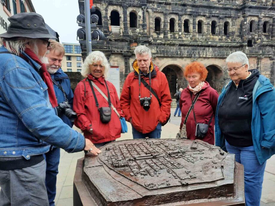 Ein bronzener Stadtplan veranschaulicht das römische Augusta Treverorum, heute Trier Ein bronzener Stadtplan veranschaulicht das römische Augusta Treverorum, heute Trier