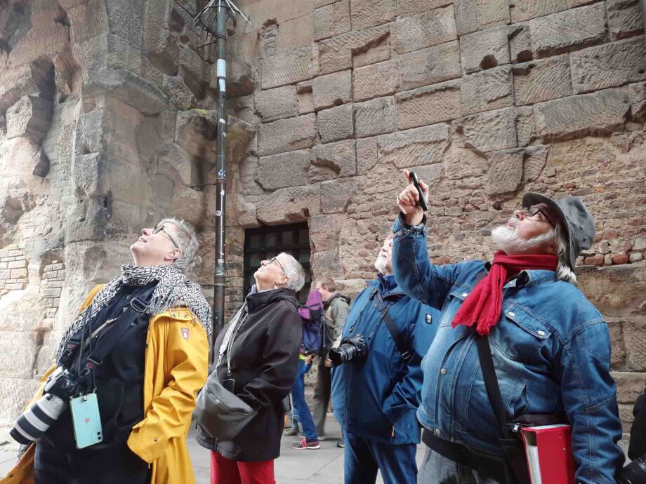 "Seht ihr da oben den Säulengang" - und alle schauen hoch "Seht ihr da oben den Säulengang" - und alle schauen hoch