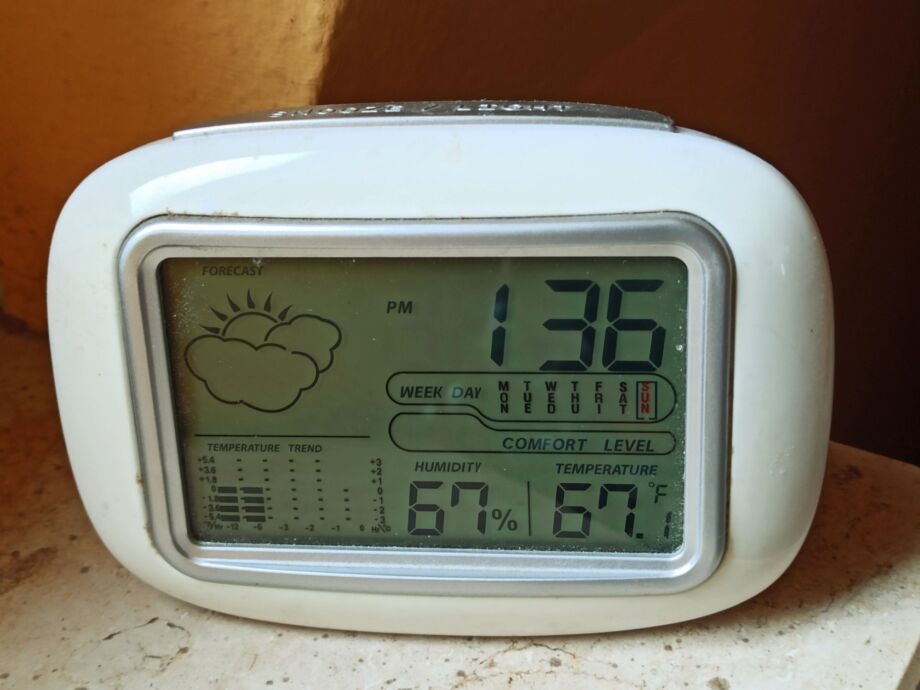 Digitalwecker mit Kalender, Temperaturanzeige und -vorhersage