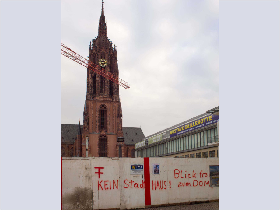 Kirchturmuhr hinter Bauzaun
