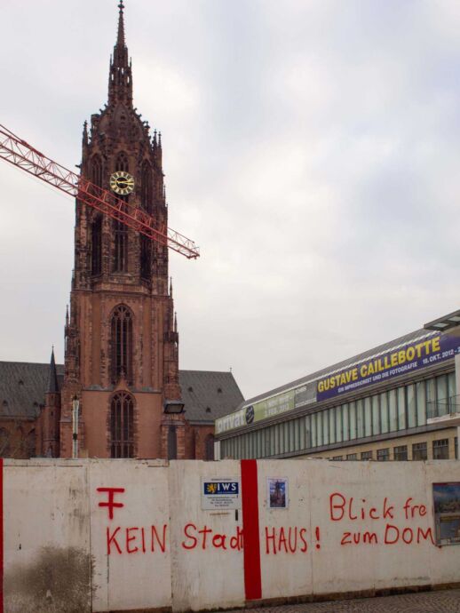 Kirchturmuhr hinter Bauzaun
