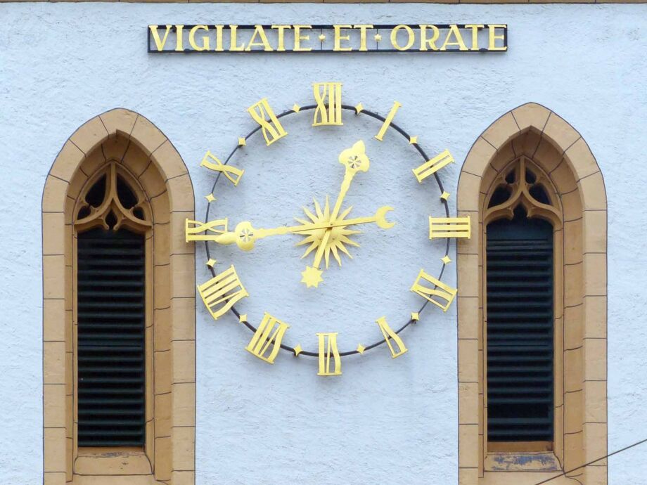 Kirchturm Uhr in Trier