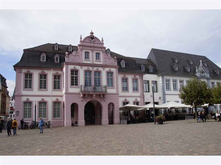 Am Hauptmarkt, durch die schmale Gasse links geht es zum Dom Am Hauptmarkt, durch die schmale Gasse links geht es zum Dom