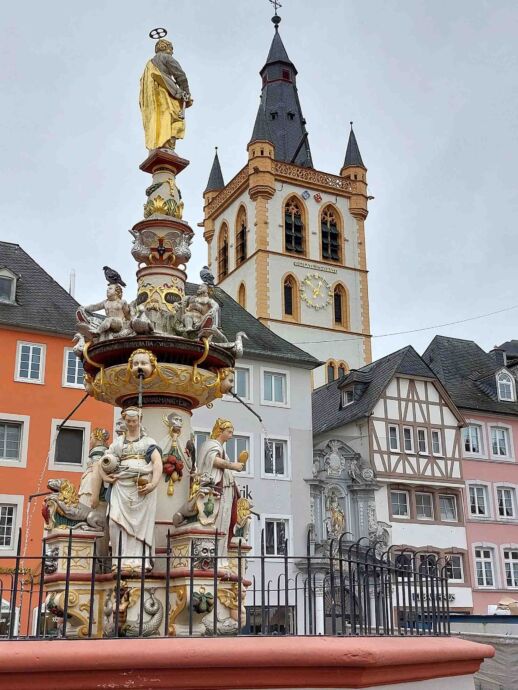 Der Petrusbrunnen vor St. Gangolf Der Petrusbrunnen vor St. Gangolf