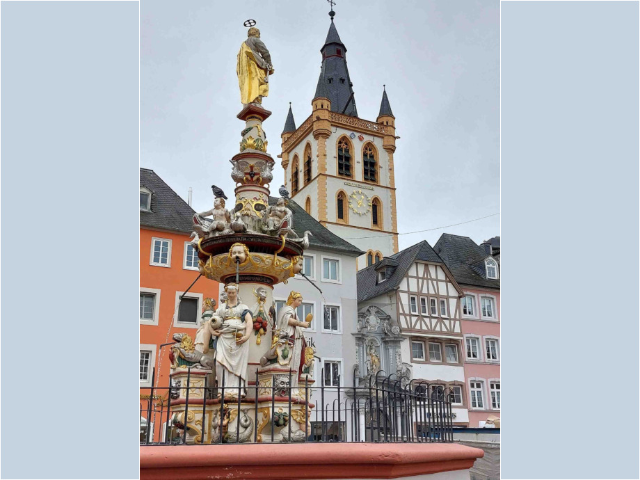 Der Petrusbrunnen vor St. Gangolf Der Petrusbrunnen vor St. Gangolf
