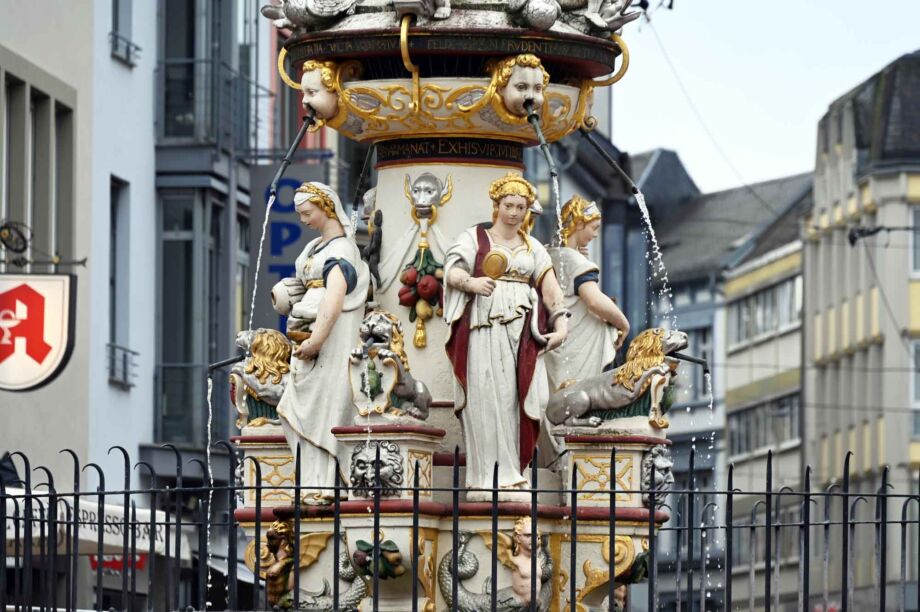 Drei der vier Tugendendes Petrusbrunnens Drei der vier Tugendendes Petrusbrunnens