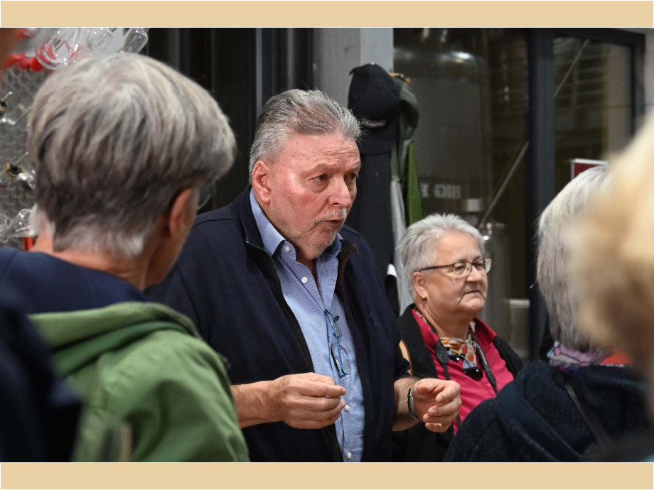 Herr Apel führt durch den Weinkeller Herr Apel führt durch den Weinkeller