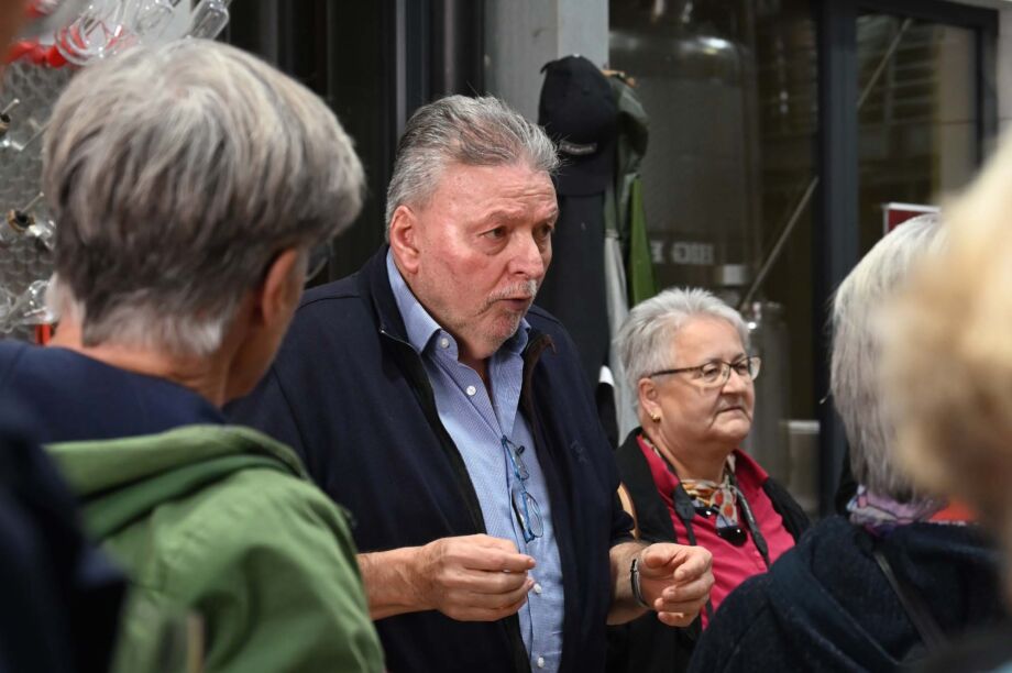 Herr Apel führt durch den Weinkeller Herr Apel führt durch den Weinkeller