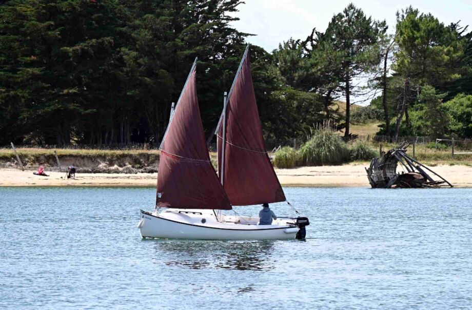 Traditionelle Dreieckssegel in der Bretagne