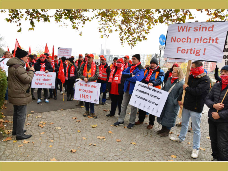 Sammeln zum Protestmarsch am Mainufer in Frankfurt am Main
