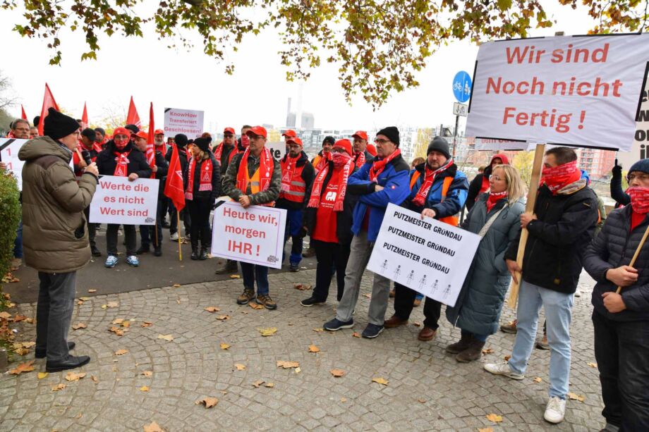 Sammeln zum Protestmarsch am Mainufer in Frankfurt am Main Sammeln zum Protestmarsch am Mainufer in Frankfurt am Main