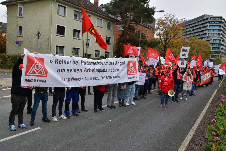 Liang Wengen, CEO der Sany Group, wird an sein versprechen erinnert. Liang Wengen, CEO der Sany Group, wird an sein versprechen erinnert.