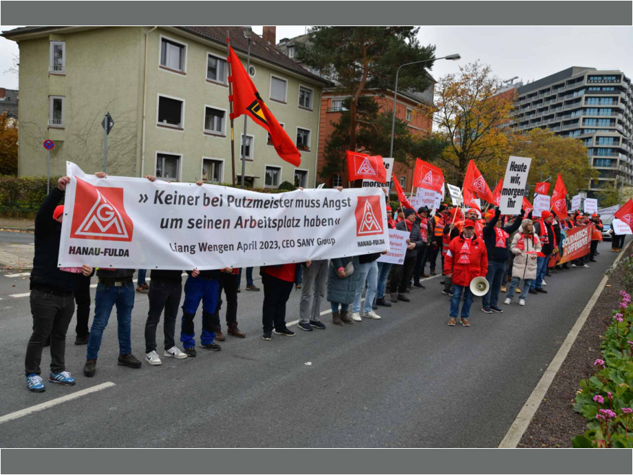 Liang Wengen, CEO der Sany Group, wird an sein versprechen erinnert.