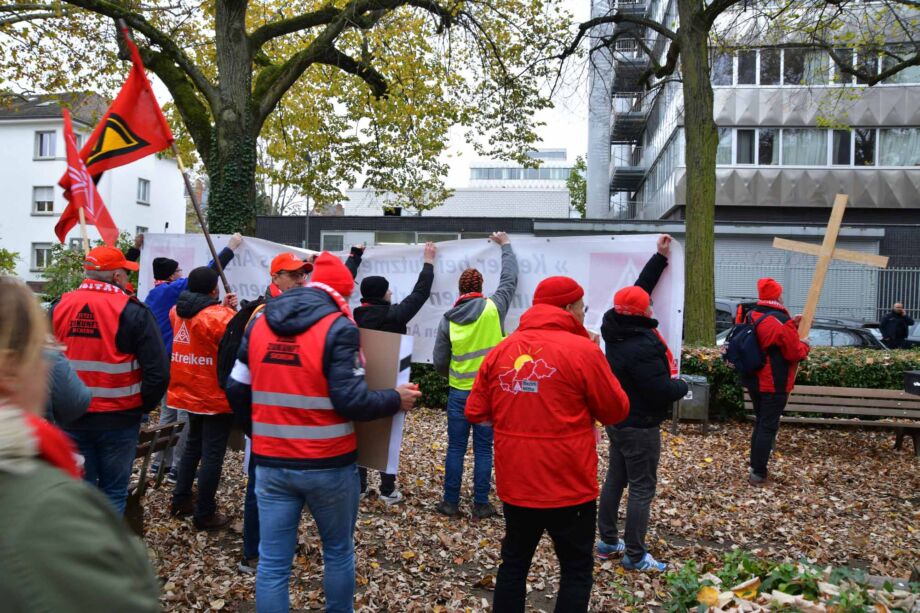 Lautstark vor der chinesischen Botschaft Lautstark vor der chinesischen Botschaft